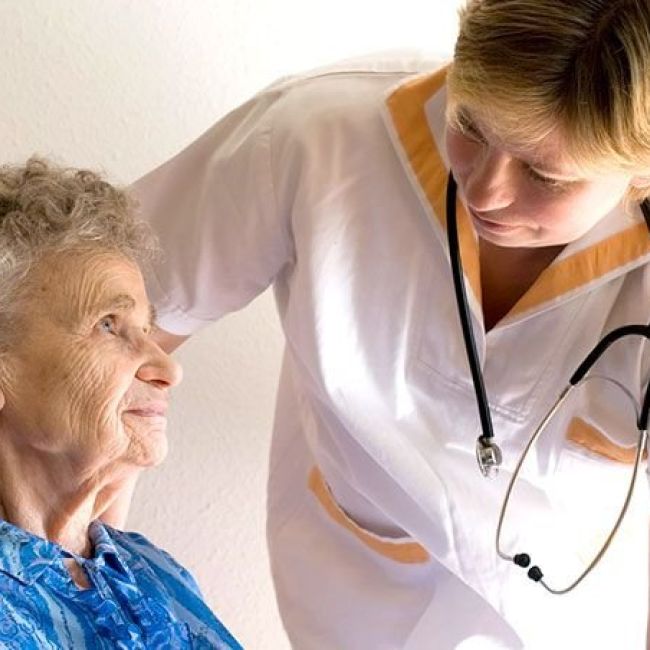 Cuidados esenciales que se deben proporcionar en el centro de mayores